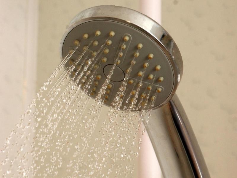 A importância da higienização do chuveiro: proteja sua saúde e prolongue a vida útil do aparelho
